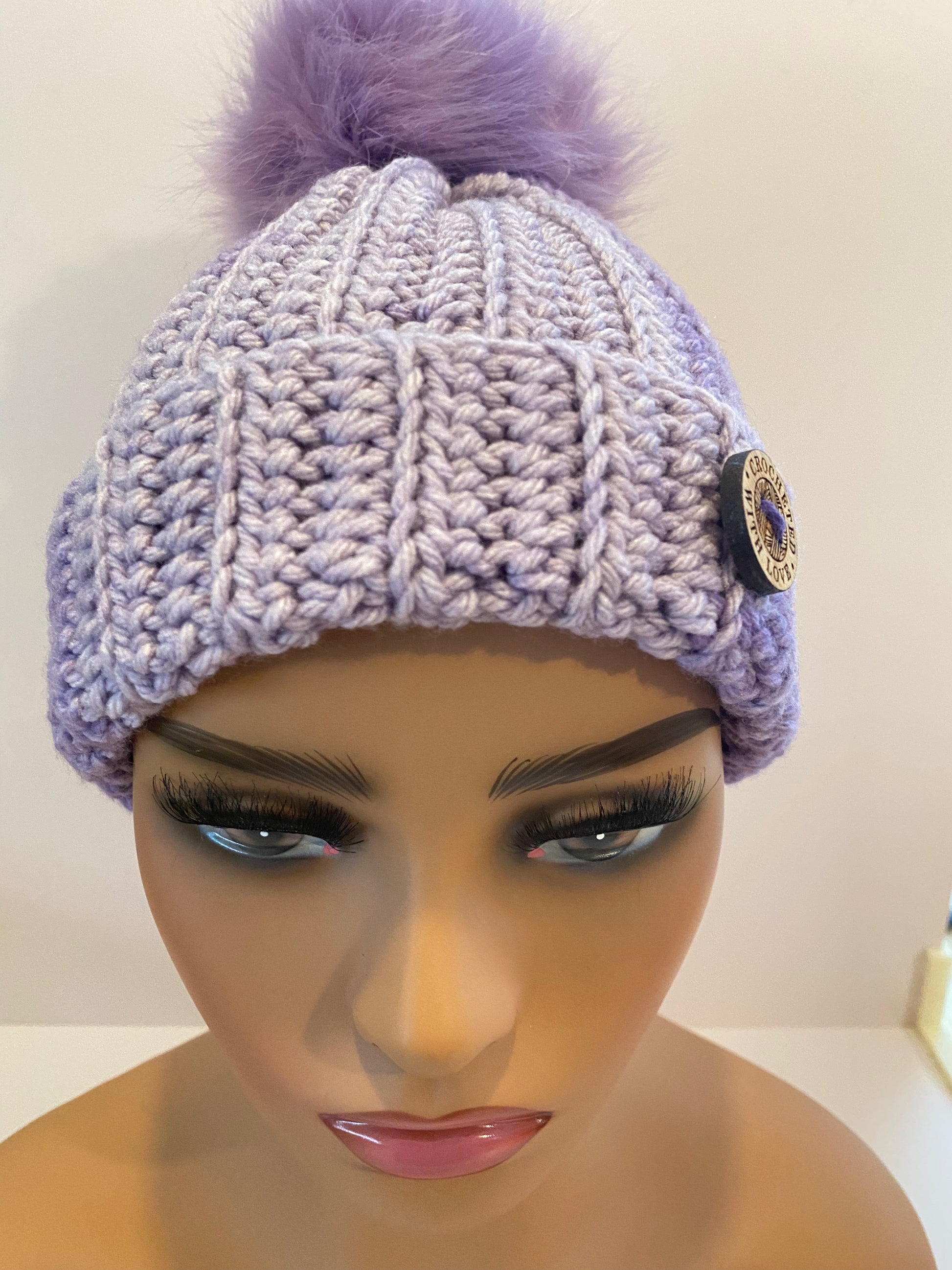 Ribbed hat with fur pompom